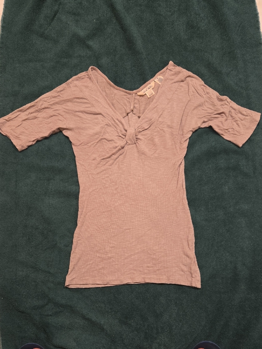 Derek Heart Knot-Front Short Sleeve Top in Gray